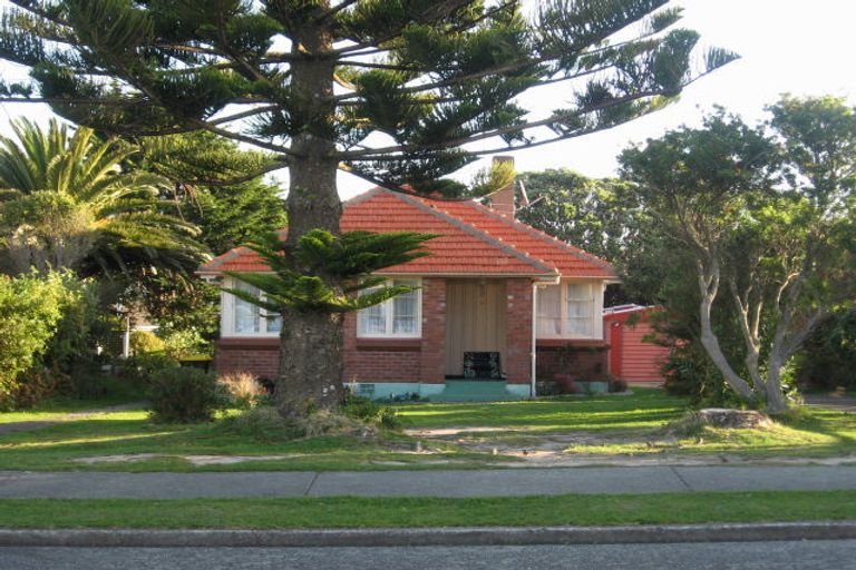 Photo of property in 24 Kapiti Crescent, Titahi Bay, Porirua, 5022
