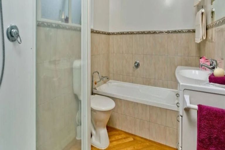 Photo of property in 1/48a Exmouth Road, Northcote, Auckland, 0627