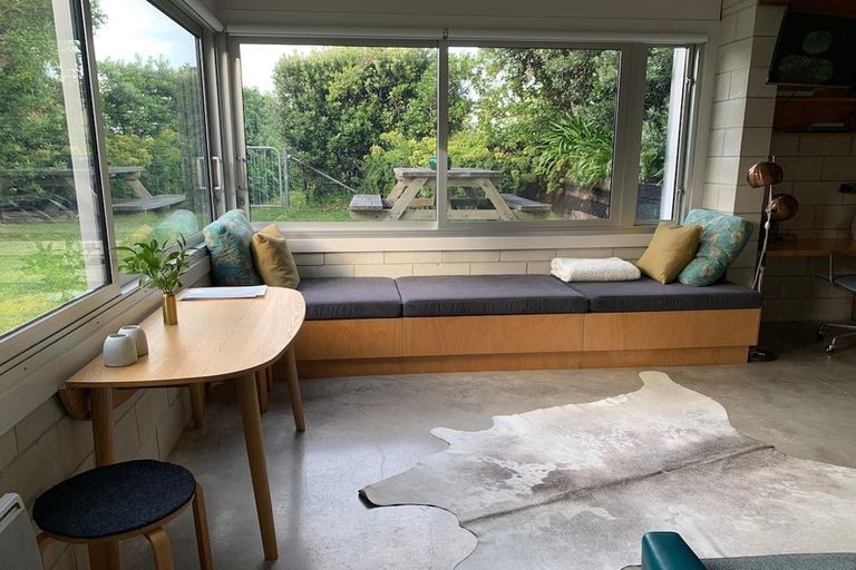 Photo of property in 15 Hungerford Road, Lyall Bay, Wellington, 6022