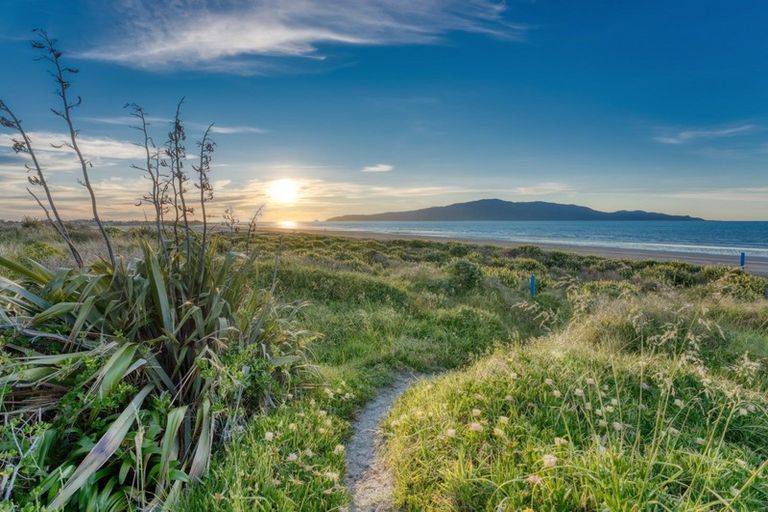 Photo of property in 15 Waiheke Street, Waikanae Beach, Waikanae, 5036