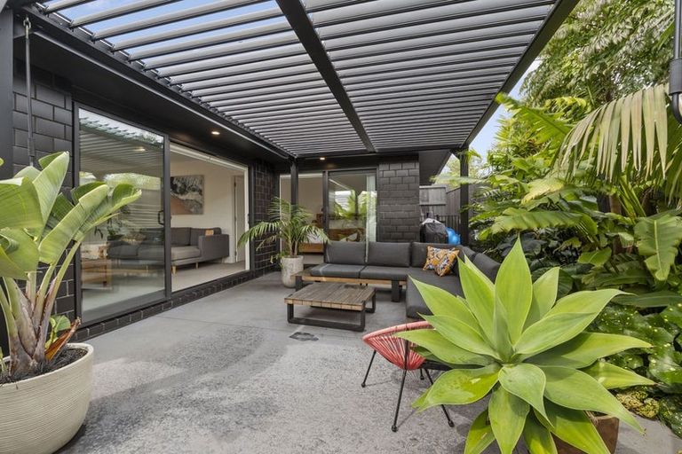 Photo of property in 8 Oakmont Crescent, Waiwhakaiho, New Plymouth, 4312