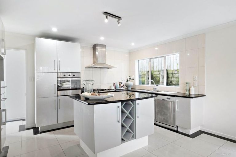 Photo of property in 11a Gerwyn Place, Pakuranga Heights, Auckland, 2010