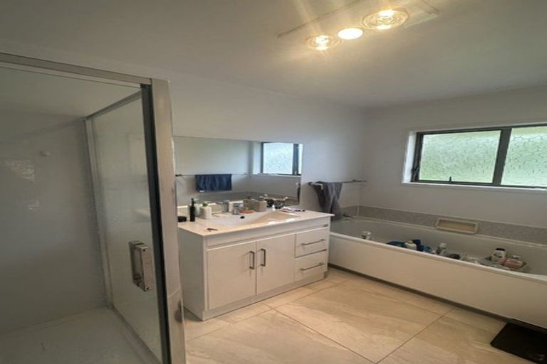 Photo of property in 121 Chivalry Road, Glenfield, Auckland, 0629