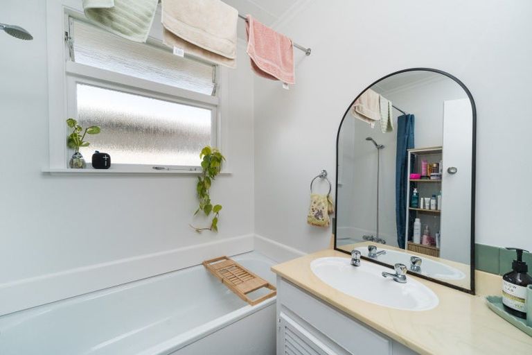 Photo of property in 76 Wikiriwhi Crescent, Awapuni, Palmerston North, 4412