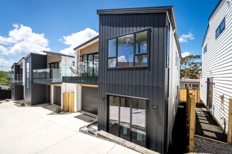 Photo of property in 16c Madison Place, Forrest Hill, Auckland, 0620