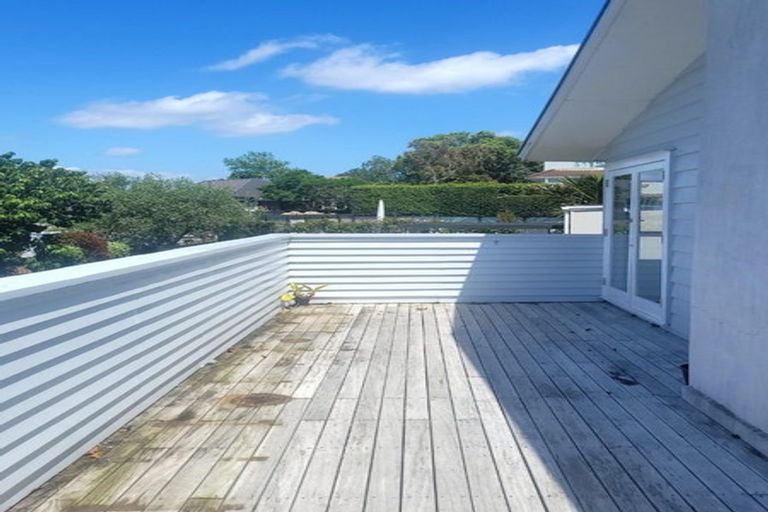 Photo of property in 11 Woodside Avenue, Northcote, Auckland, 0627