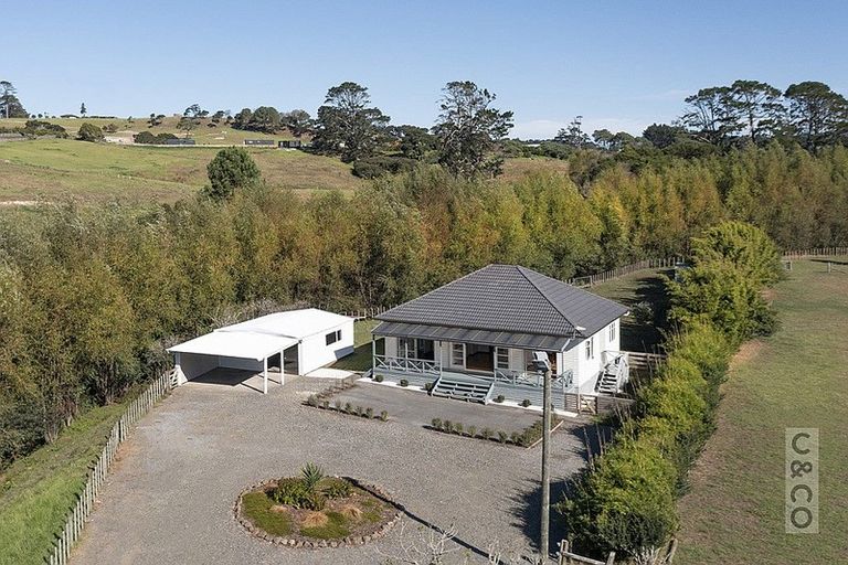 Photo of property in 231 Waitakere Road, Taupaki, Henderson, 0782