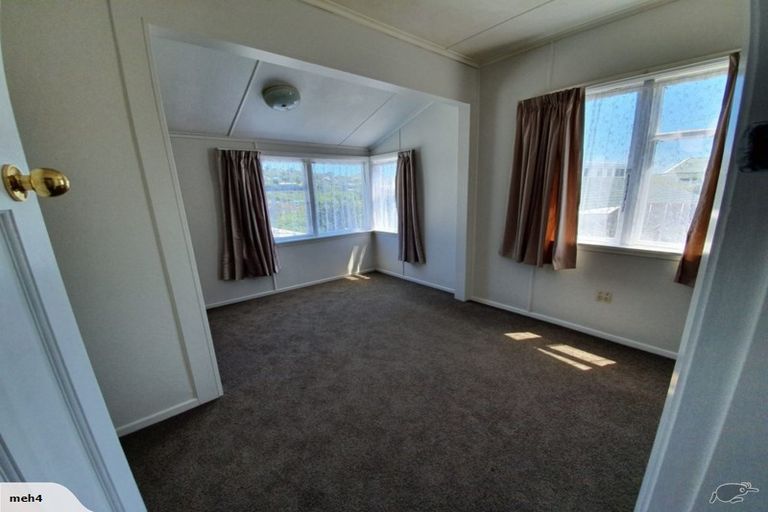 Photo of property in 13 Retter Street, Paparangi, Wellington, 6037