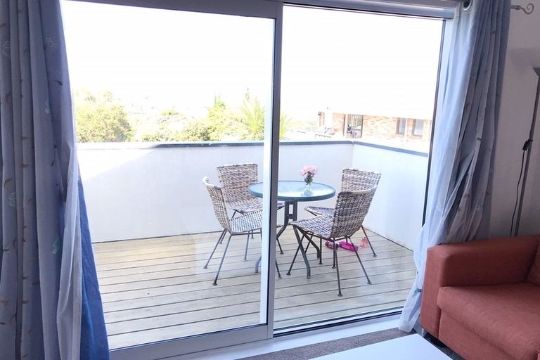 Photo of property in 1/25 Aotearoa Terrace, Murrays Bay, Auckland, 0630