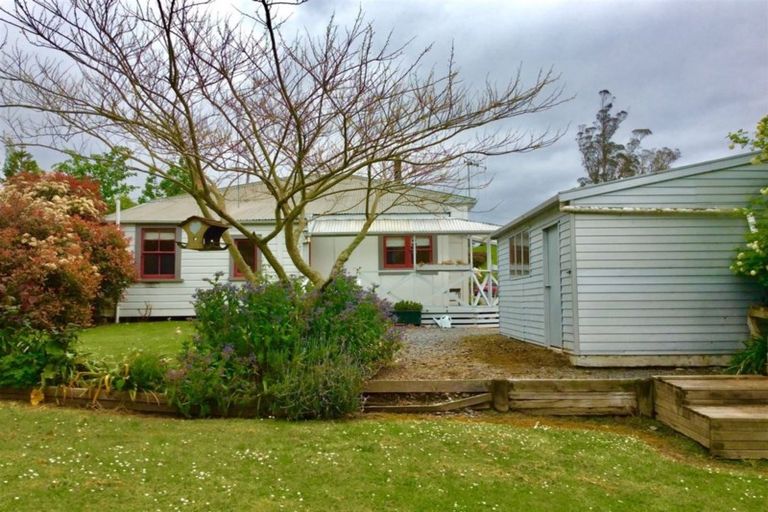 Photo of property in 6 Paraekaretu Street, Hunterville, 4730