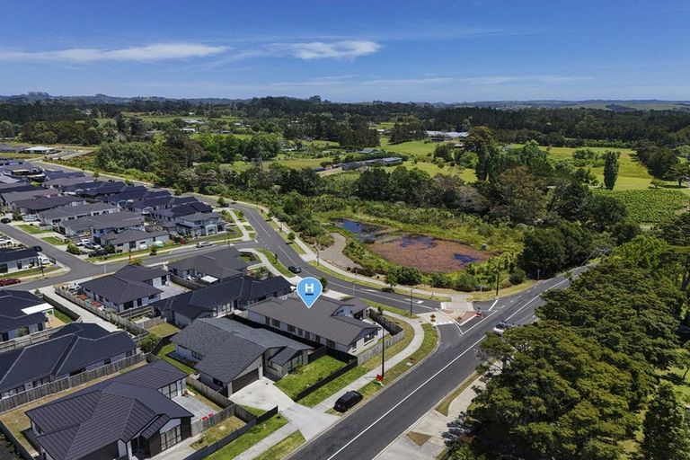 Photo of property in 1 Mcindoe Road, Kumeu, 0810