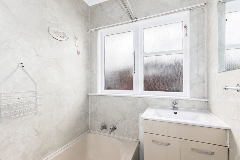 Photo of property in 12 Taylor Terrace, Tawa, Wellington, 5028