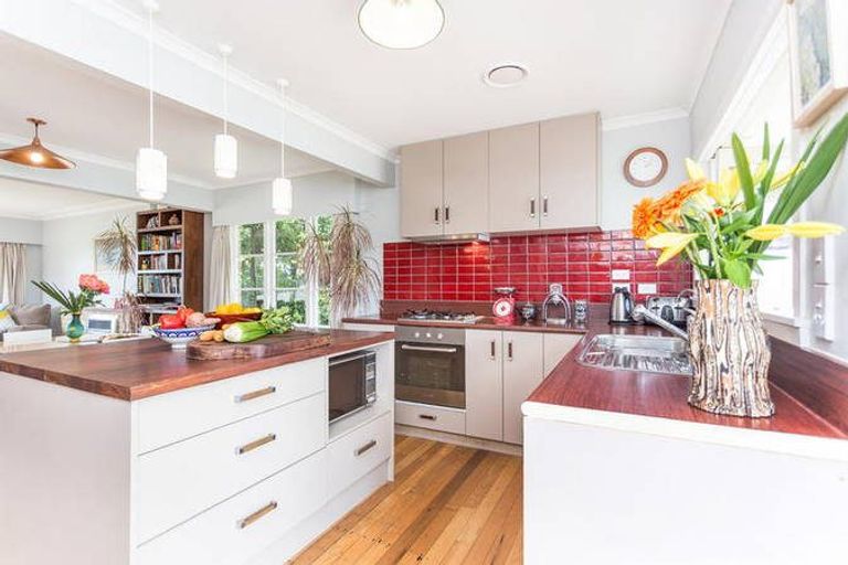 Photo of property in 18 Kervil Avenue, Te Atatu Peninsula, Auckland, 0610