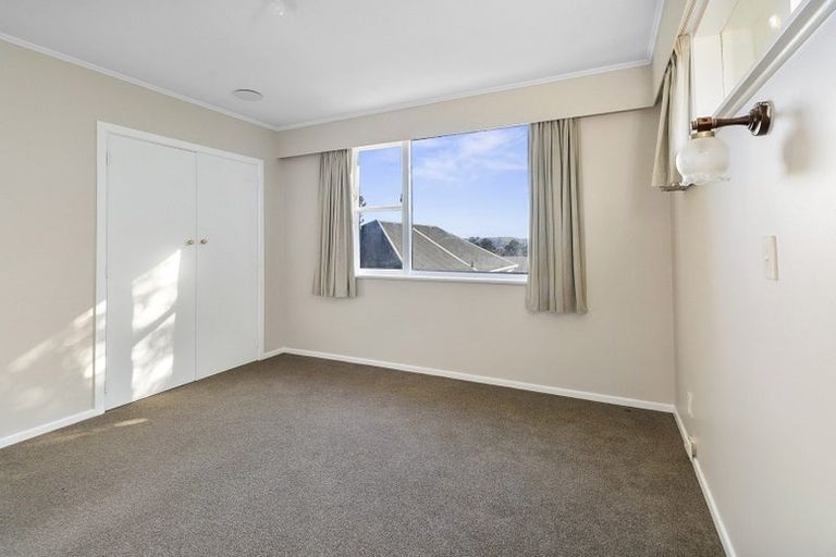 Photo of property in 3a Kinapori Terrace, Newlands, Wellington, 6037