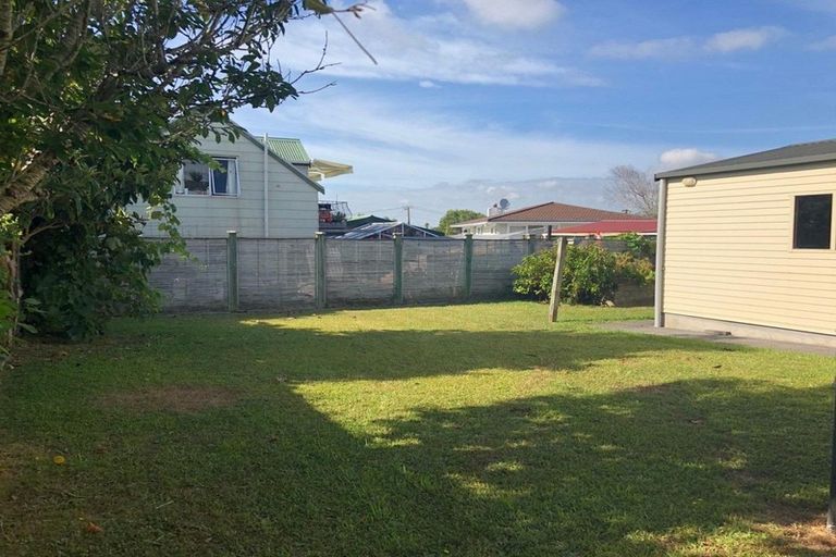 Photo of property in 25 Roberts Avenue, Bayswater, Auckland, 0622