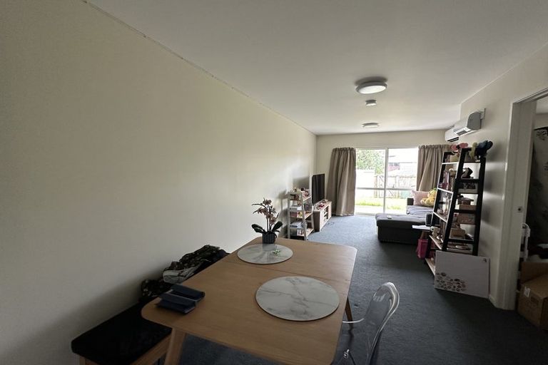 Photo of property in 2/242 Great North Road, Henderson, Auckland, 0612