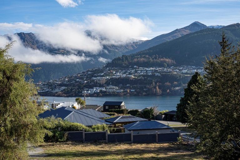 Photo of property in 4a Balmoral Drive, Kelvin Heights, Queenstown, 9300