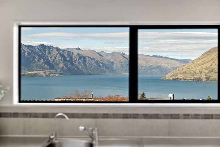 Photo of property in 44 Wynyard Crescent, Fernhill, Queenstown, 9300