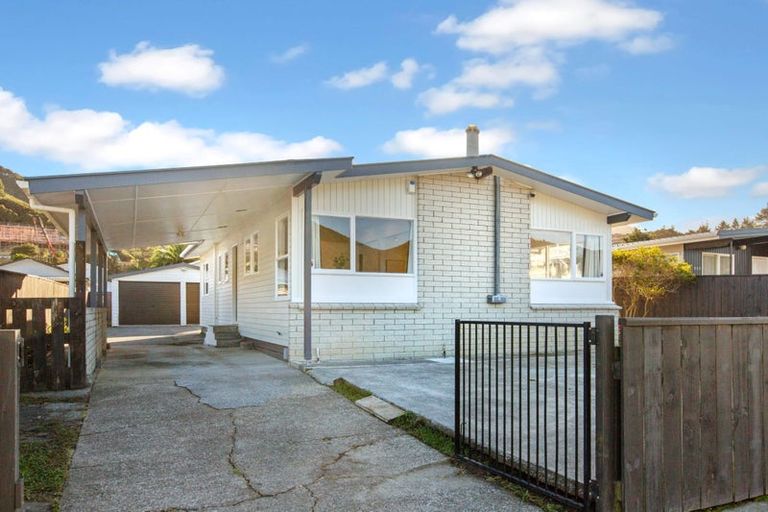 Photo of property in 253 Wellington Road, Wainuiomata, Lower Hutt, 5014