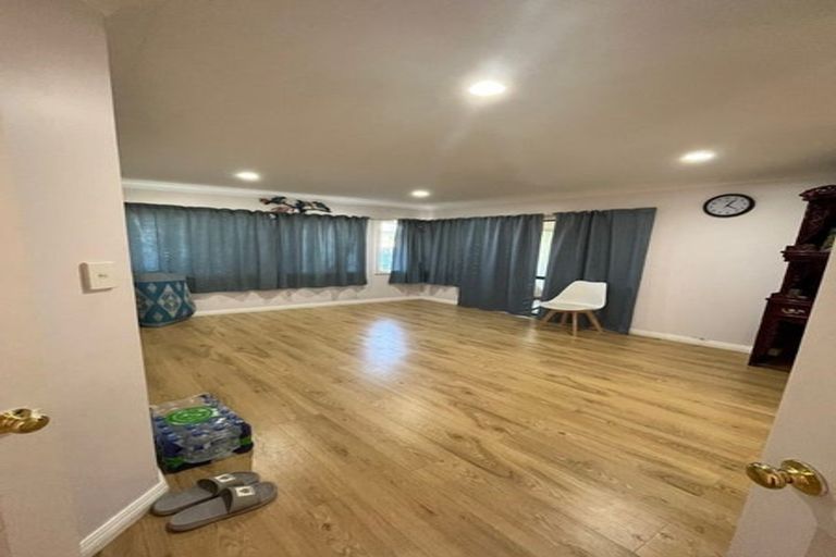 Photo of property in 10 Glenveagh Park Drive, Weymouth, Auckland, 2103