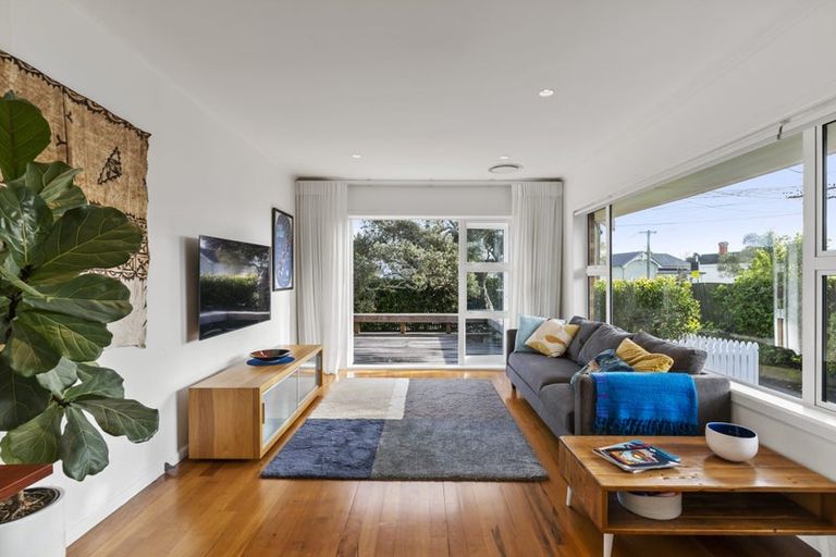 Photo of property in 1/126a Vauxhall Road, Narrow Neck, Auckland, 0624