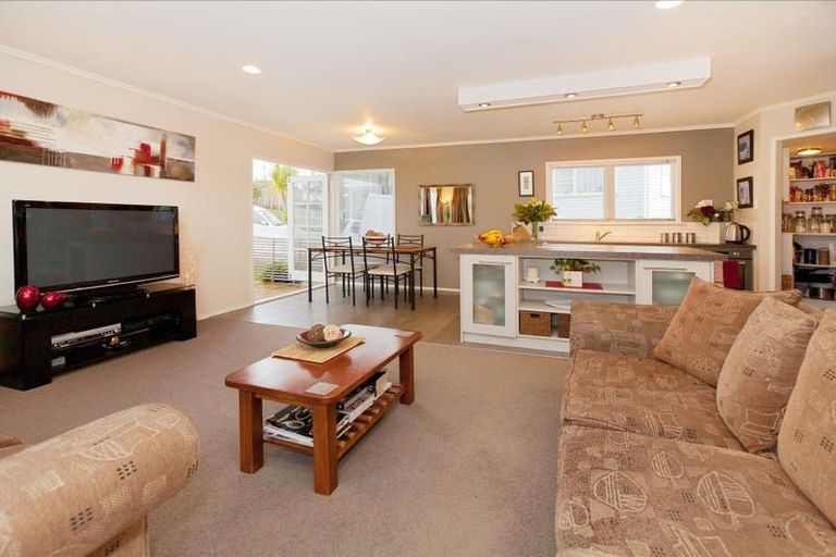 Photo of property in 43 Commodore Drive, Lynfield, Auckland, 1042