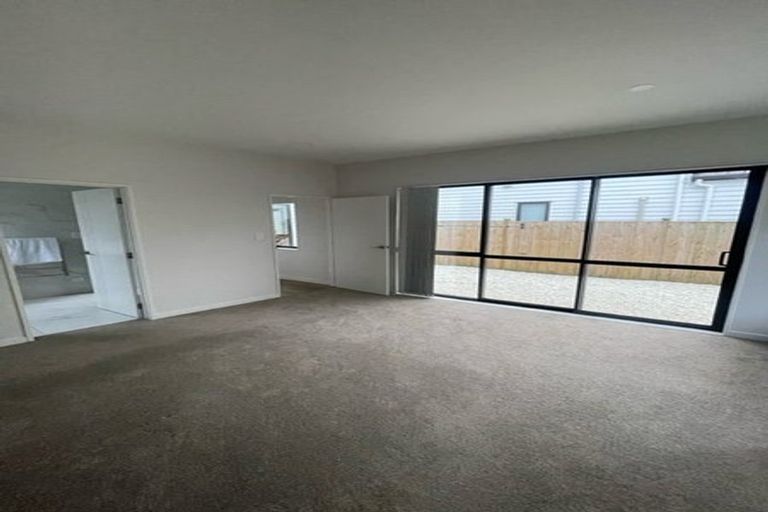 Photo of property in 10 John Burn Road, Takanini, 2110