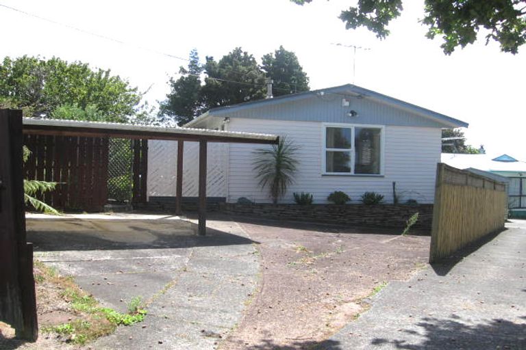 Photo of property in 2/329 Wairau Road, Totara Vale, Auckland, 0627