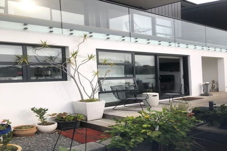 Photo of property in 16 Chapman Road, Te Atatu Peninsula, Auckland, 0610