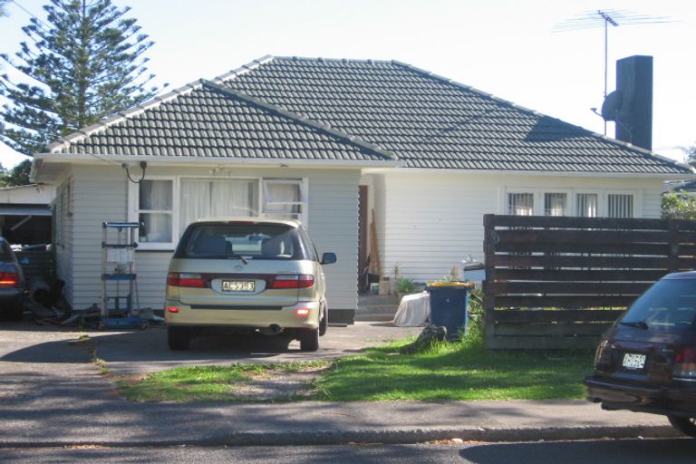 Photo of property in 6 Tonar Street, Northcote, Auckland, 0627