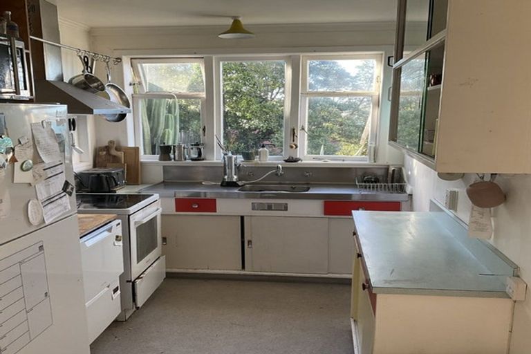 Photo of property in 8 Hungerford Road, Lyall Bay, Wellington, 6022