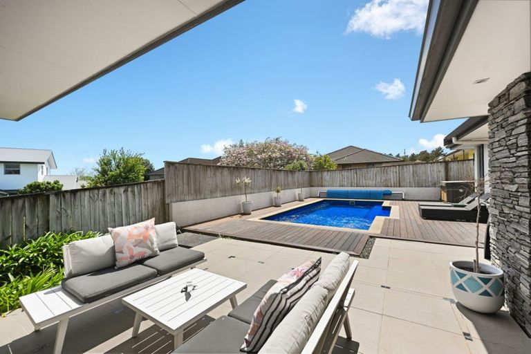 Photo of property in 21 Raddington Way, Huntington, Hamilton, 3210