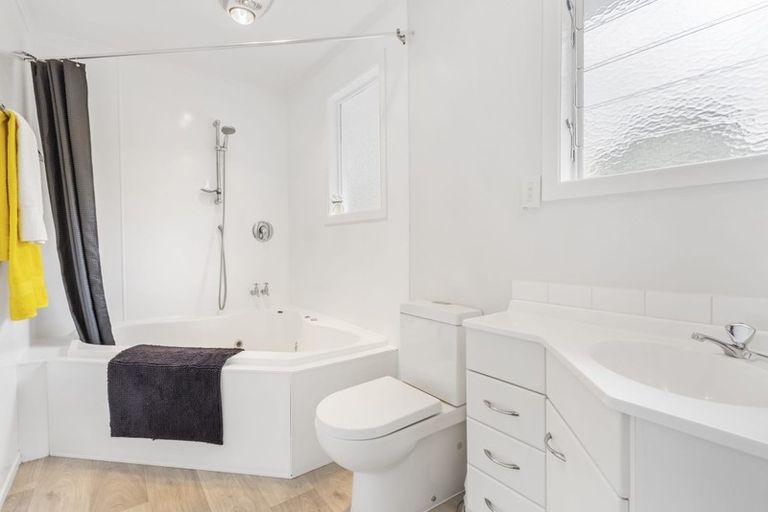 Photo of property in 673 West Coast Road, Oratia, Auckland, 0604