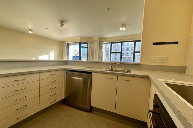 Photo of property in 17 Kent Terrace - Kent Apartments, 3e/16 Kent Terrace, Mount Victoria, Wellington, 6011