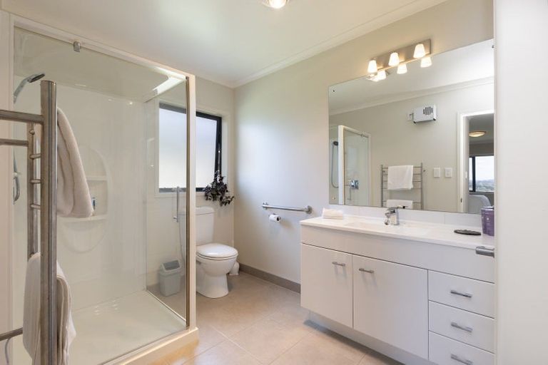 Photo of property in 15 Gavinike Place, Waimauku, 0812