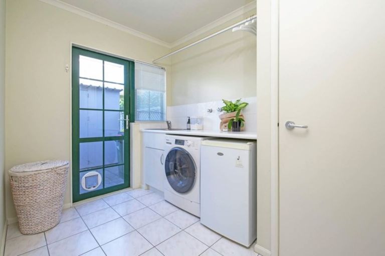 Photo of property in 2 Beach Road, Mellons Bay, Auckland, 2014