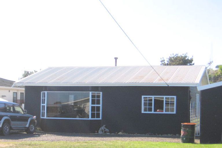 Photo of property in 10 Andresen Street, Foxton Beach, Foxton, 4815