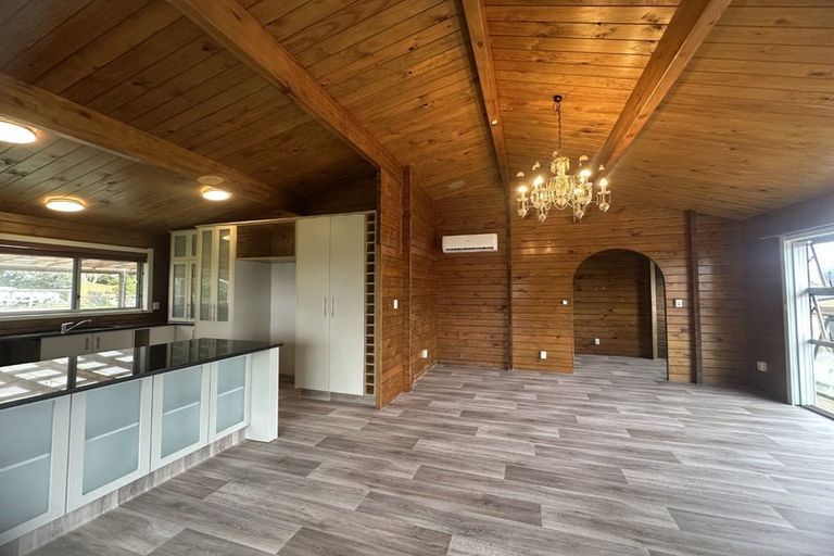 Photo of property in 137 Simpson Road, Henderson Valley, Auckland, 0614