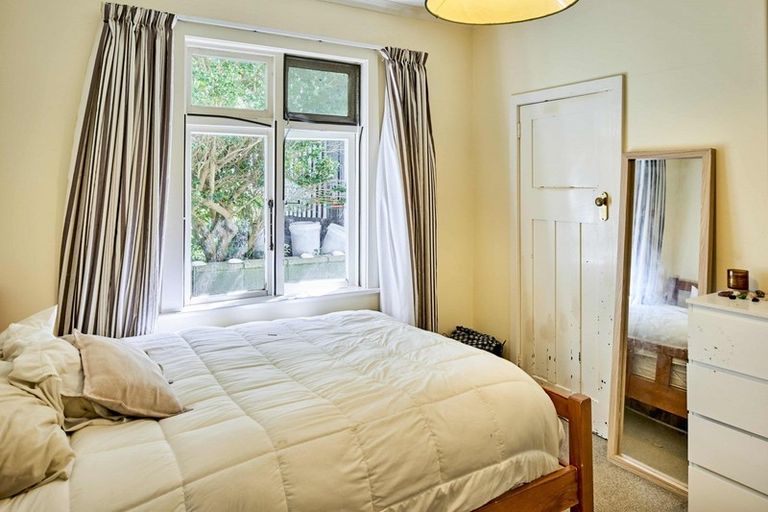 Photo of property in 41 Tio Tio Road, Miramar, Wellington, 6022