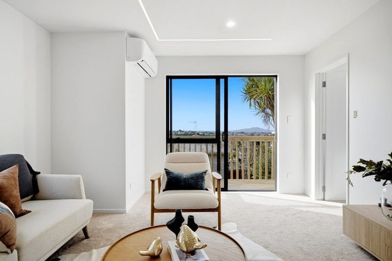 Photo of property in 10 Tusac Place, Totara Vale, Auckland, 0627