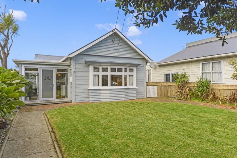 Photo of property in 203 Onepu Road, Lyall Bay, Wellington, 6022