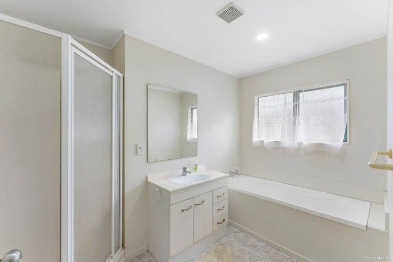 Photo of property in 1/8 Nerissa Place, Randwick Park, Auckland, 2105