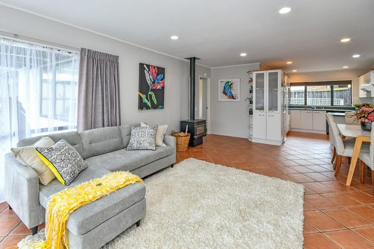 Photo of property in 187 Walter Strevens Drive, Conifer Grove, Takanini, 2112