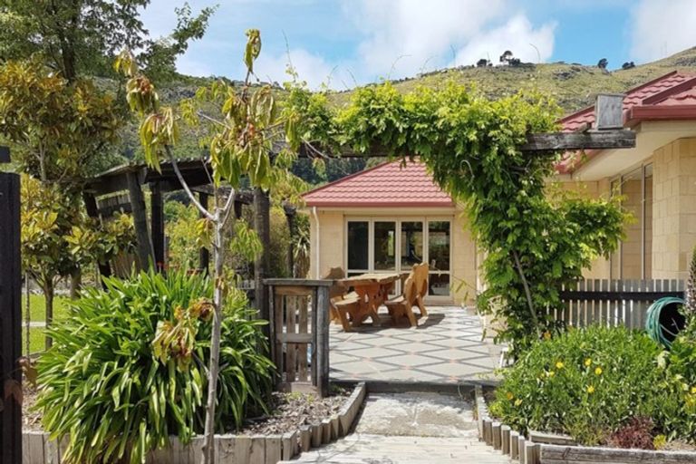 Photo of property in 6 Deavoll Place, Heathcote Valley, Christchurch, 8022