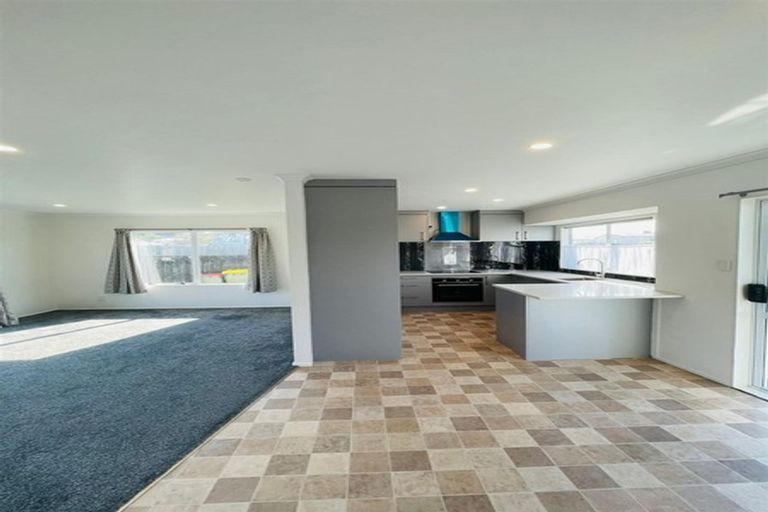 Photo of property in 2/43 Solveig Place, Randwick Park, Auckland, 2105