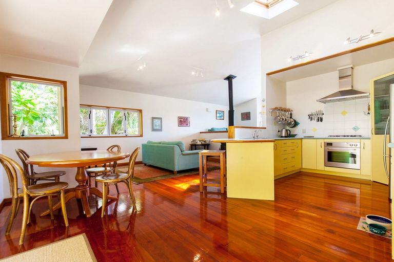 Photo of property in 119 Seaview Road, Piha, New Lynn, 0772