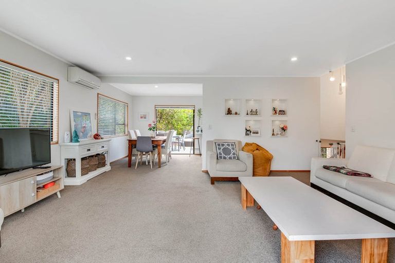 Photo of property in 2/2 Carl Place, Unsworth Heights, Auckland, 0632