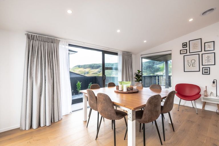 Photo of property in 140 Amesbury Drive, Churton Park, Wellington, 6037
