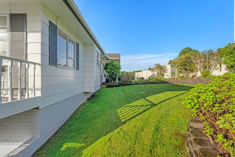 Photo of property in 2 Ravenstone Place, Chatswood, Auckland, 0626