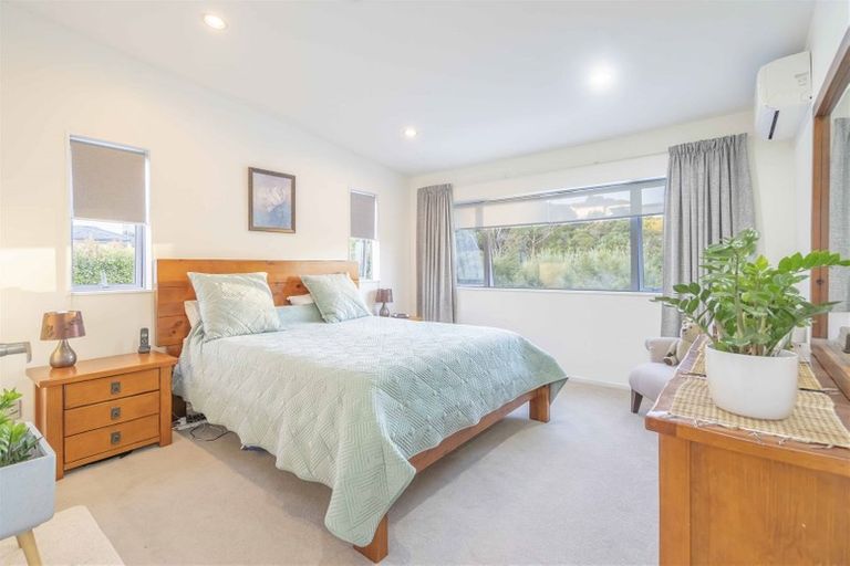 Photo of property in 13 Bintulu Place, Fairview Heights, Auckland, 0632